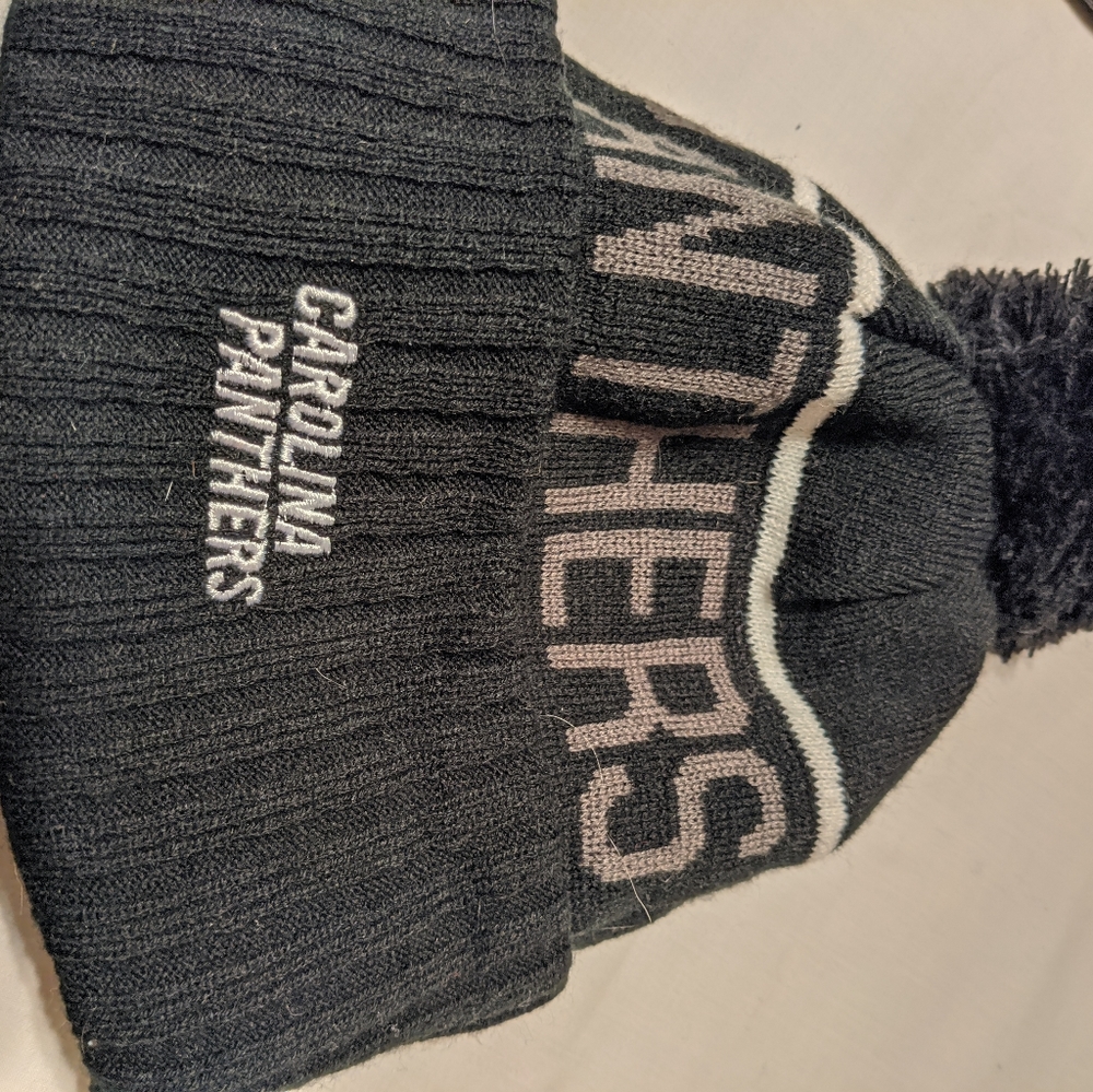 EXC COND Carolina pom pom hat